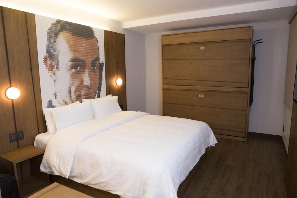 Hotel Ikonik